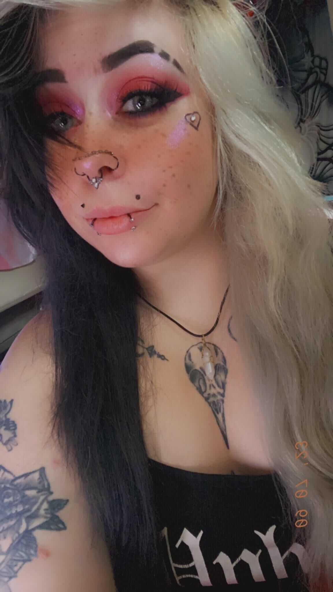 MENINA GÓTICA GORDINHA TATUADA