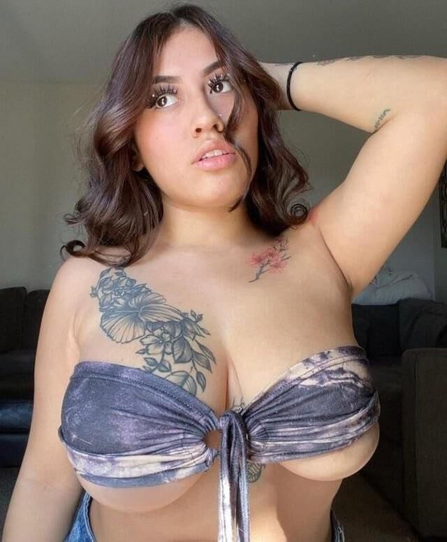 Latine à gros seins