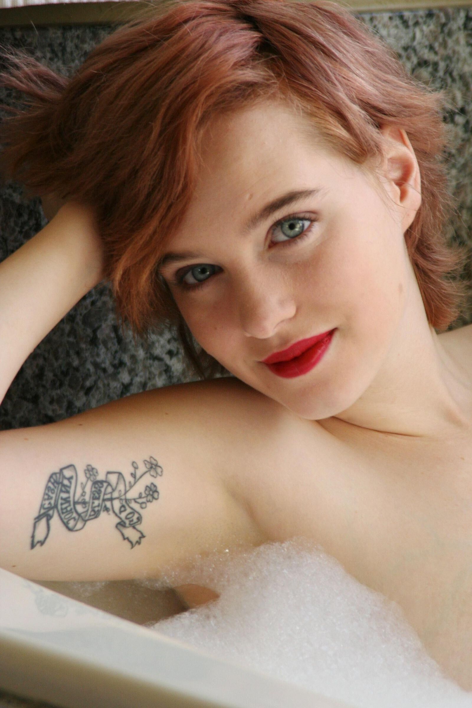 Young Pro Inside Hairy Eliza's bath time