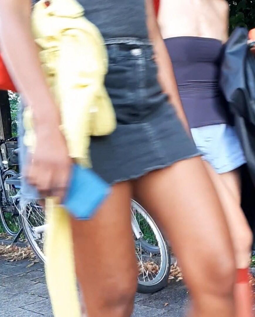 Streetgirls in shorts 