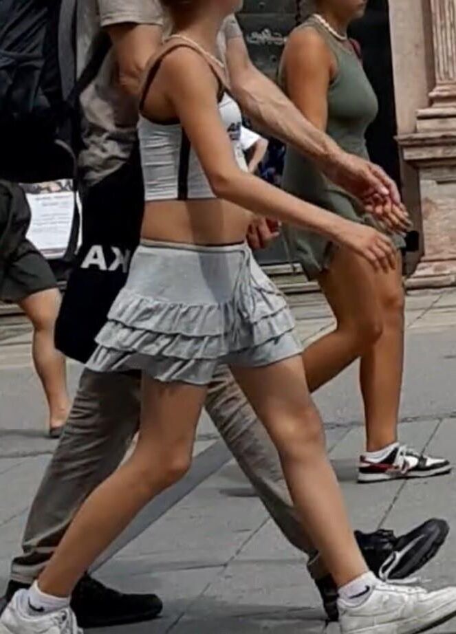 Streetgirls in skirts 