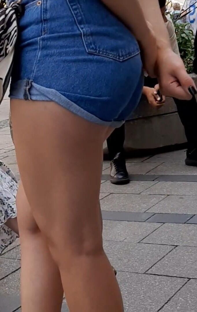 Streetgirls in shorts 