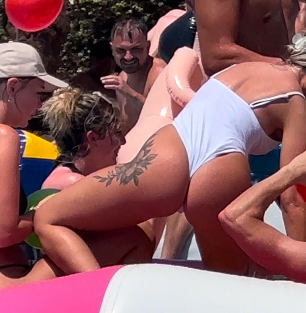 yo Blonde Big Ass Bikini Teen im Urlaub zeigt ihren Körper