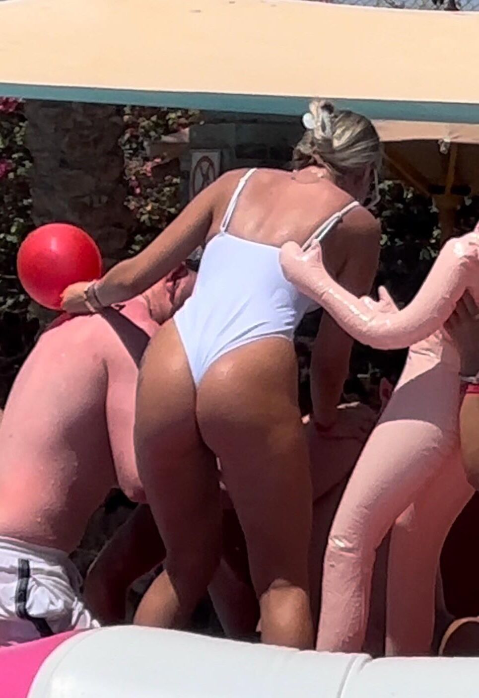 yo Blonde Big Ass Bikini Teen im Urlaub zeigt ihren Körper