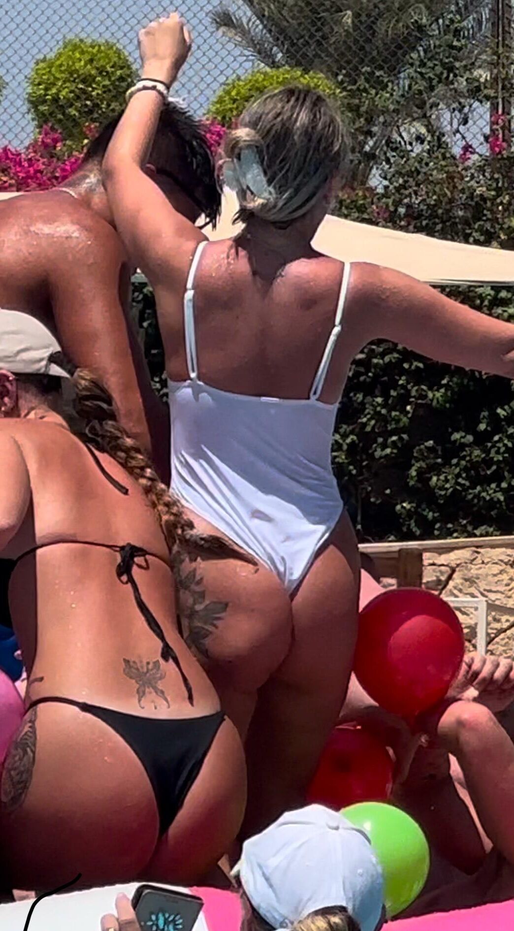 yo Blonde Big Ass Bikini Teen im Urlaub zeigt ihren Körper