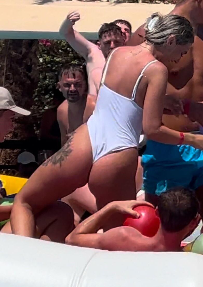 yo Blonde Big Ass Bikini Teen im Urlaub zeigt ihren Körper