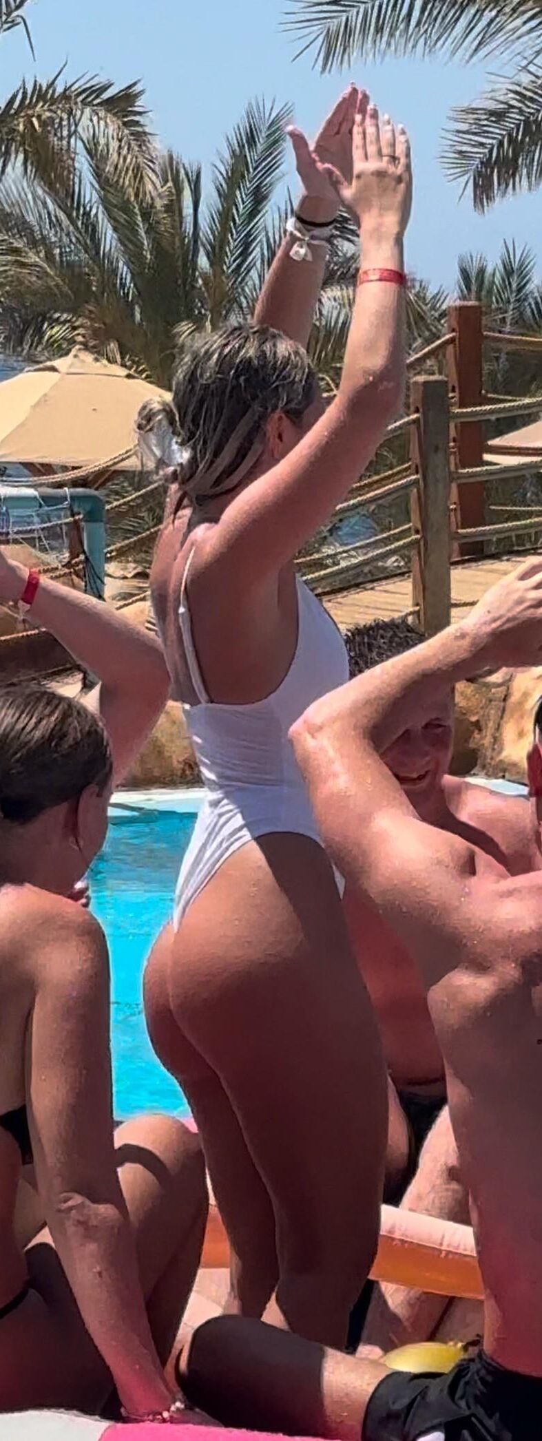 yo Blonde Big Ass Bikini Teen im Urlaub zeigt ihren Körper