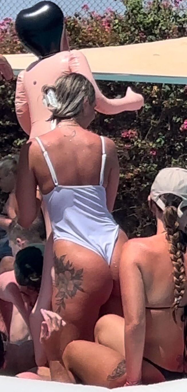 yo Blonde Big Ass Bikini Teen im Urlaub zeigt ihren Körper