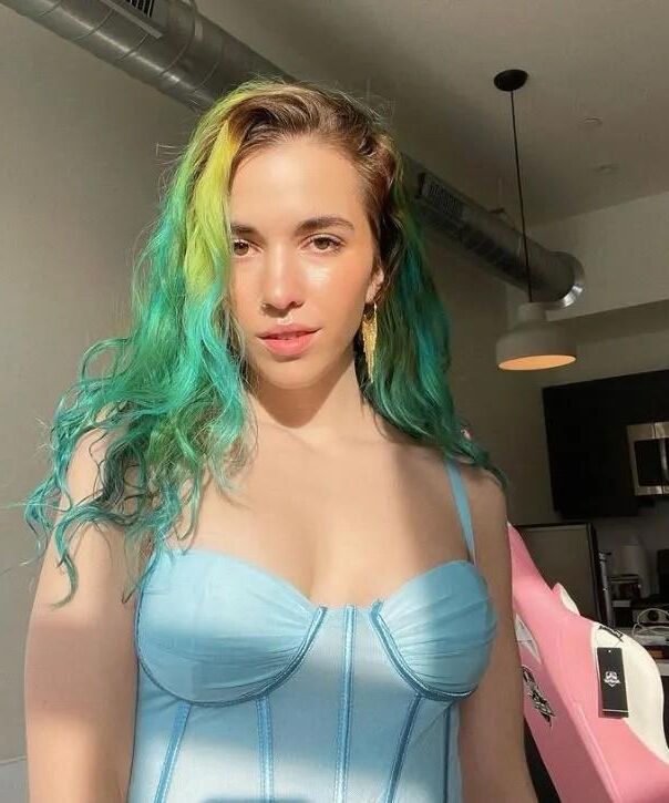 Bailey Green Hair Wunderschöne sexy Teenager mit großen Titten, gemischte heiße Fotos