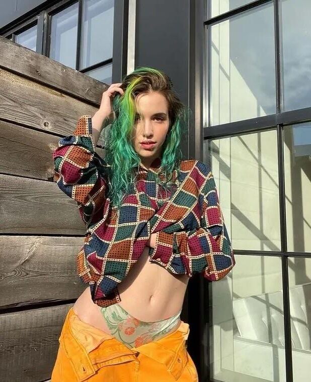 Bailey Green Hair Wunderschöne sexy Teenager mit großen Titten, gemischte heiße Fotos