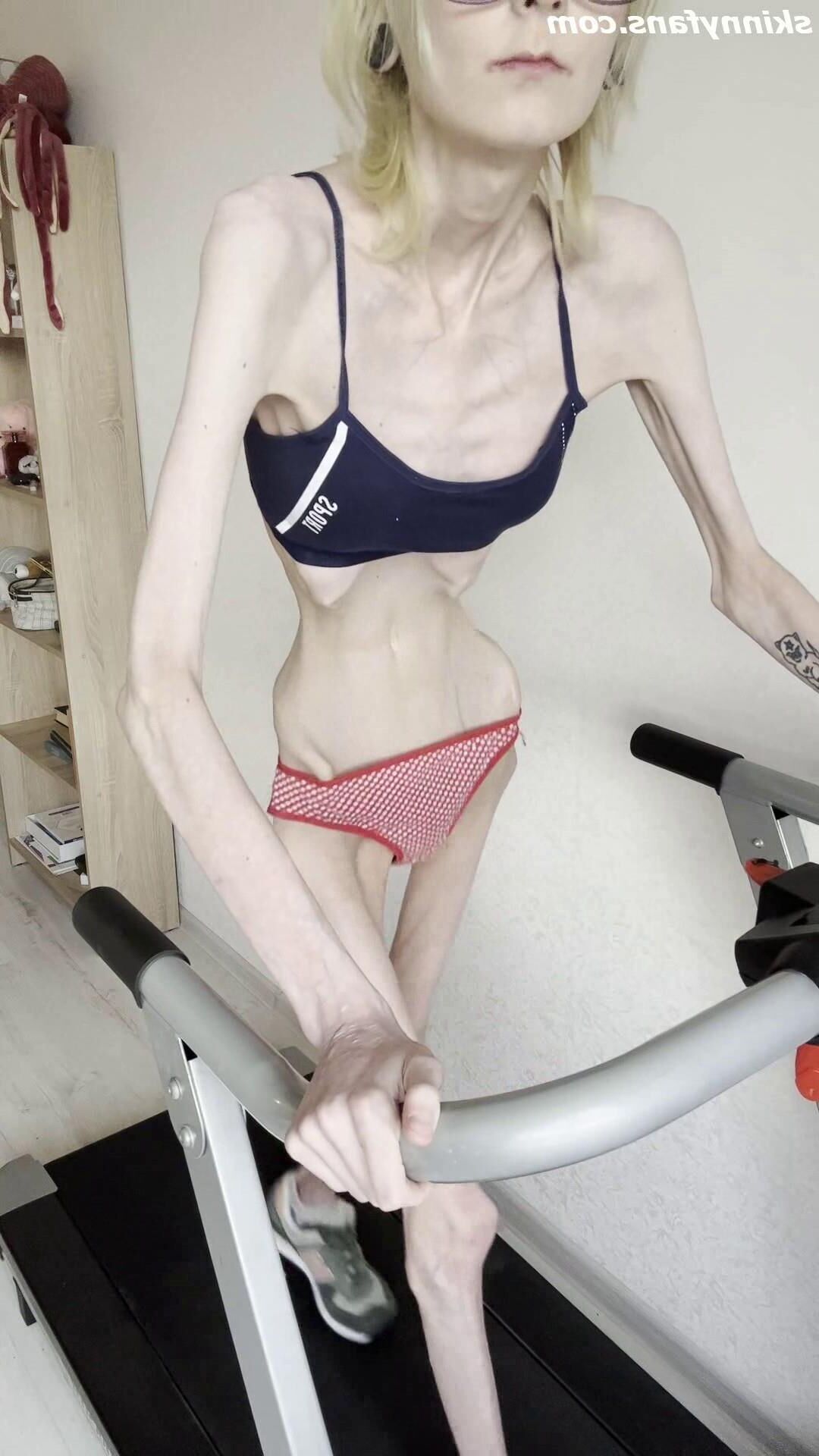Ksenia magersüchtig, dürr, zerbrechlich, mager duenn knochig Knochen