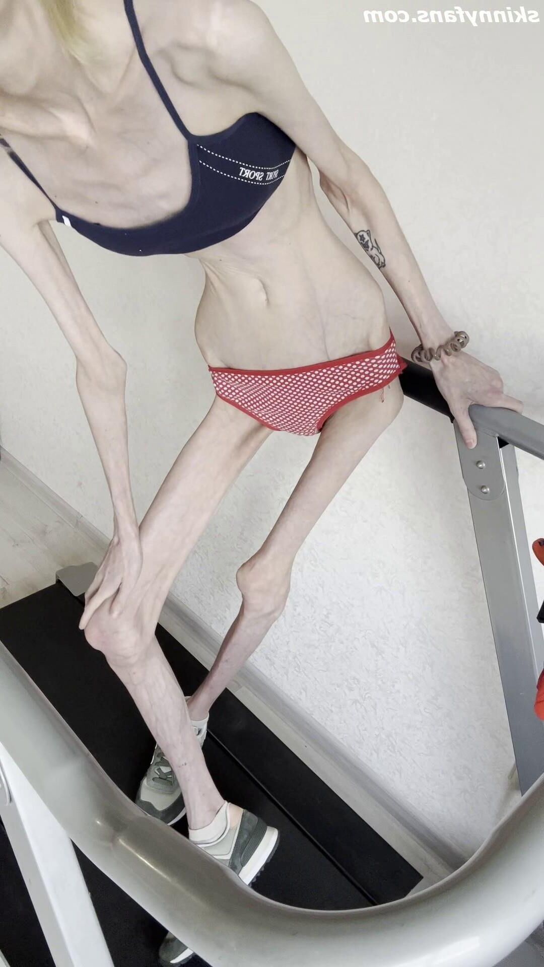 Ksenia magersüchtig, dürr, zerbrechlich, mager duenn knochig Knochen