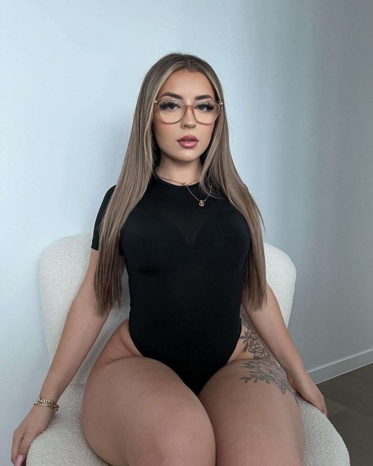 Lilith Big Ass Tits Magnifique fille sexy avec des lunettes mixtes