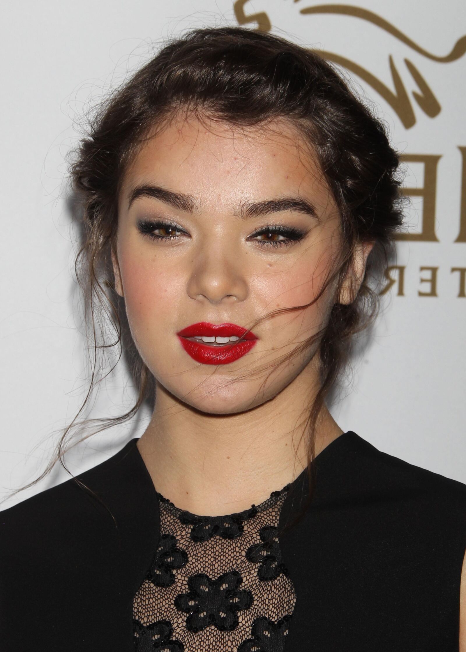 Hailee Steinfeld, no doubt why the producers engaged her 