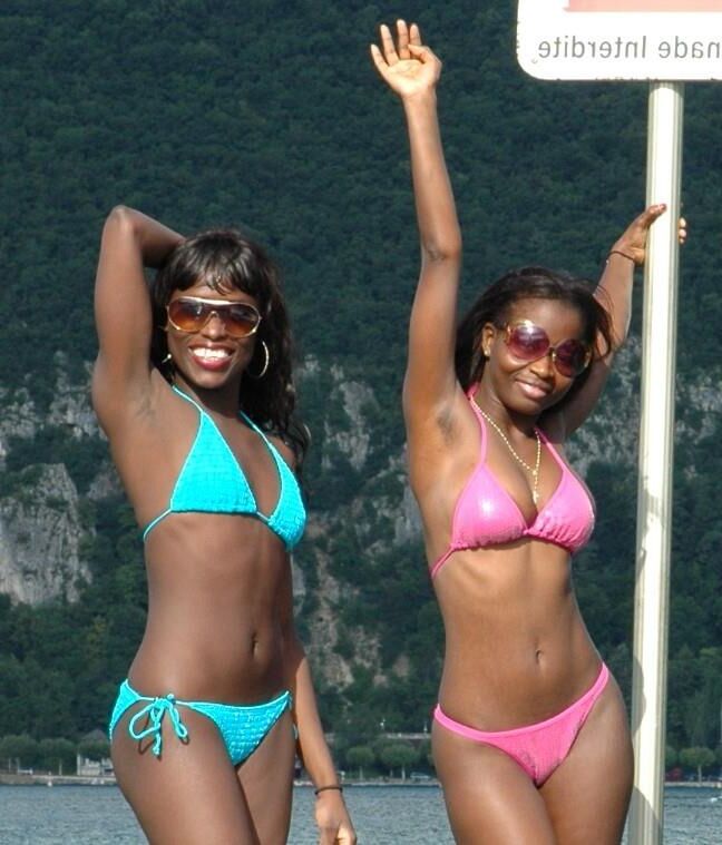 Black girls in bikini 