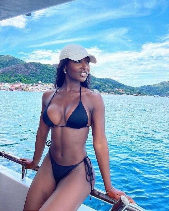 Black girls in bikini 