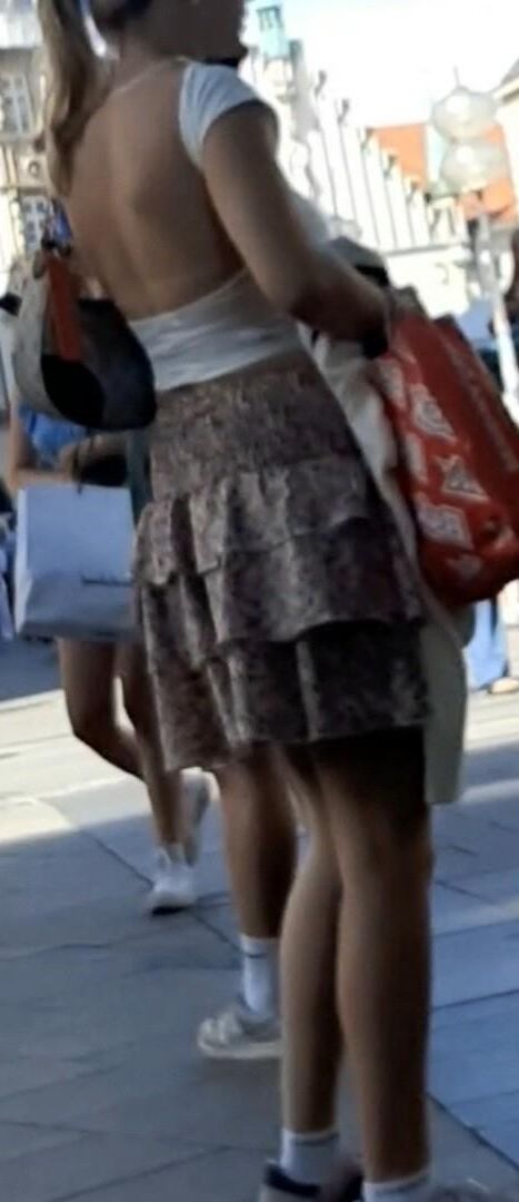 Streetgirls in skirts 