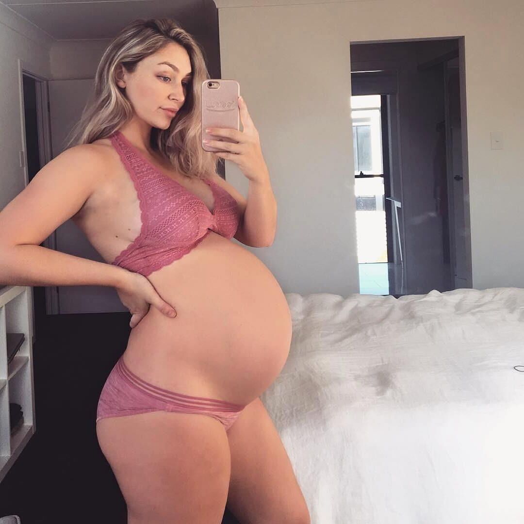 Cute Pregnant Girls With Beautiful Bellies 