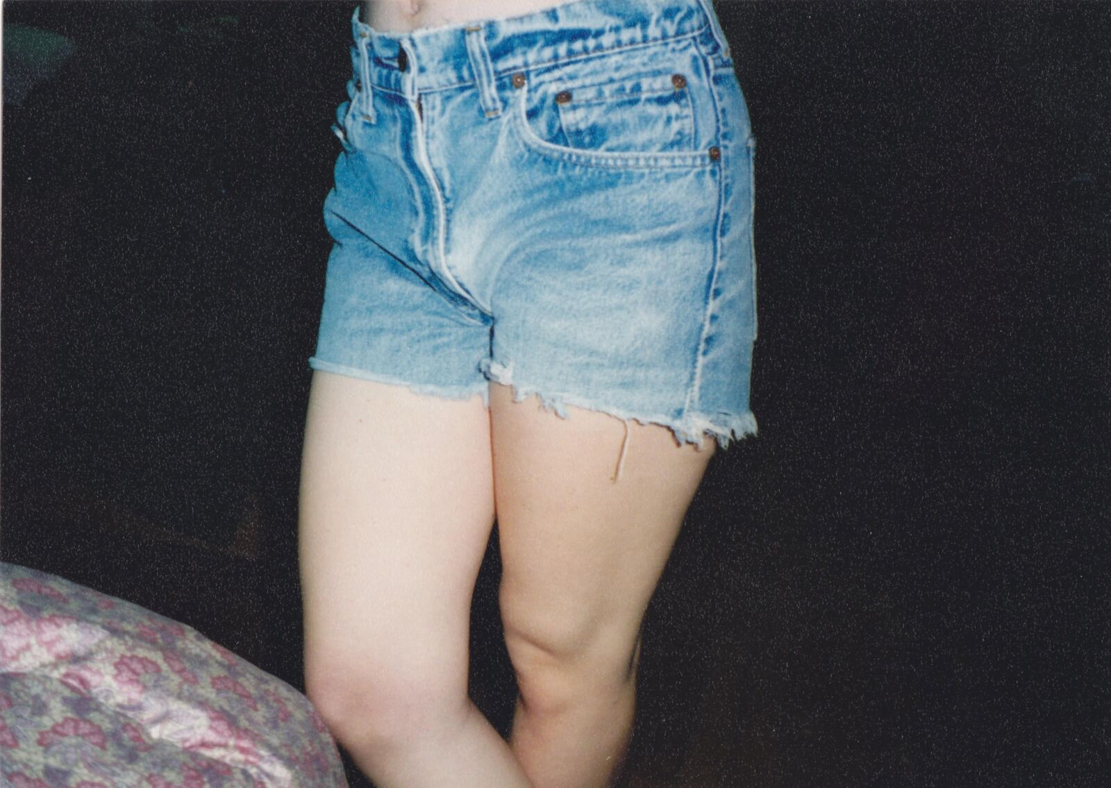 Teen in abgeschnittene Jeans