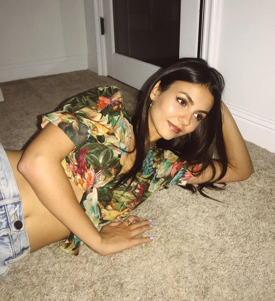 Victoria Justice Beautiful Miadriff Pics