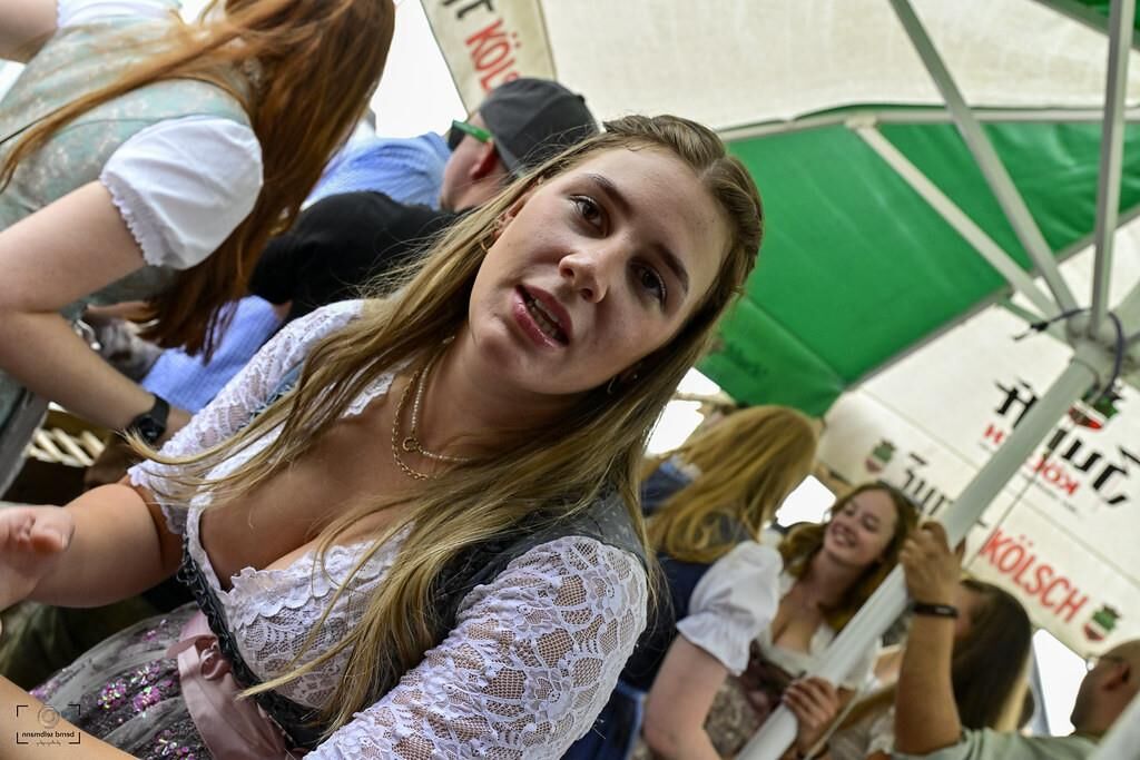 Geiles Dirndgirl Wird Immer Betrunkener Dirndl Girl se emborracha