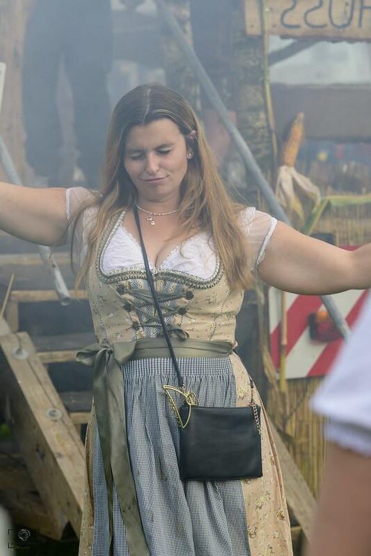 Geiles Dirndgirl Wird Immer Betrunkener Dirndl Girl se emborracha