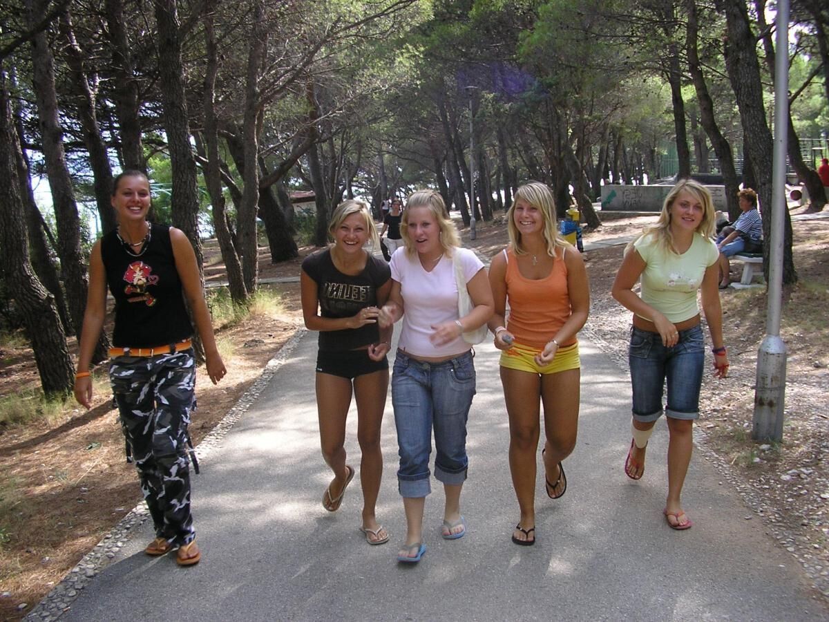 Tennies sexys en el campamento de vacaciones