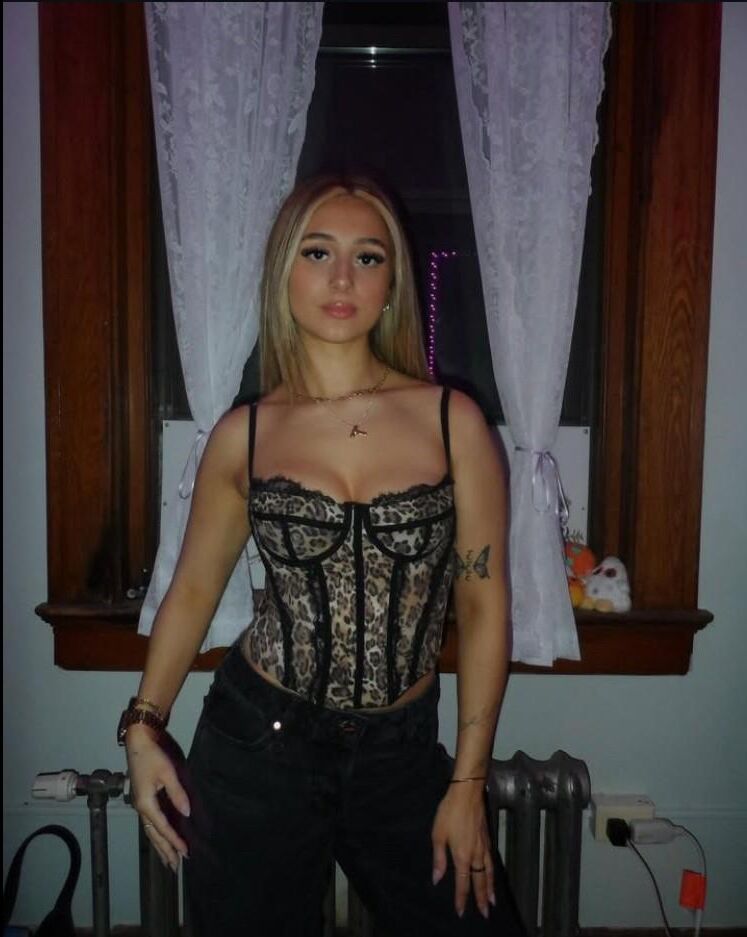 Linda adolescente rubia