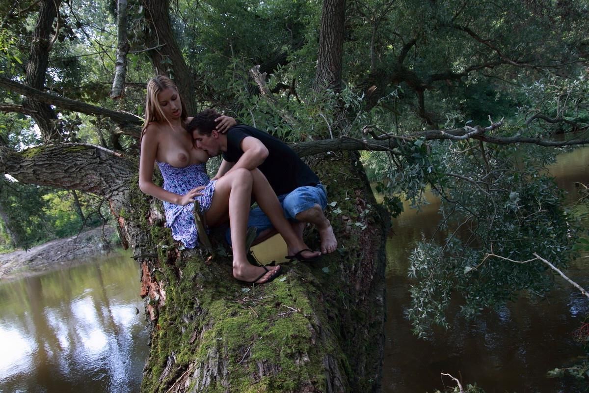 Sexe hardcore dans une robe bleu arbre mf