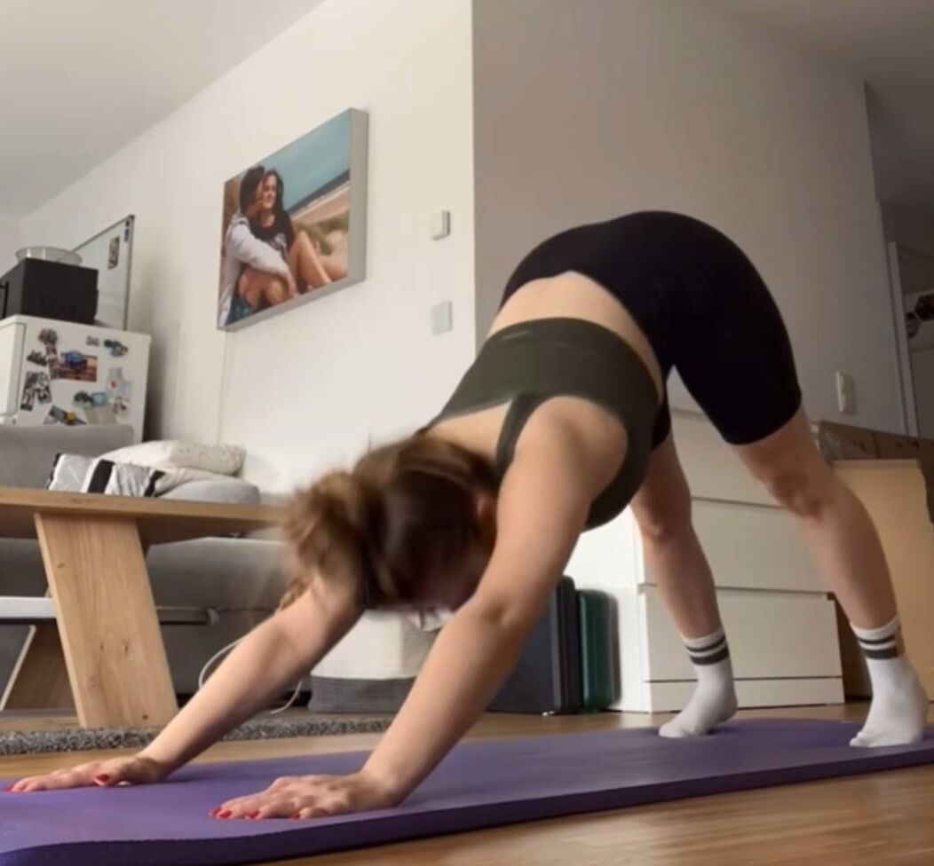 Deutsches Yoga -Mädchen zeigt ihre Fähigkeiten