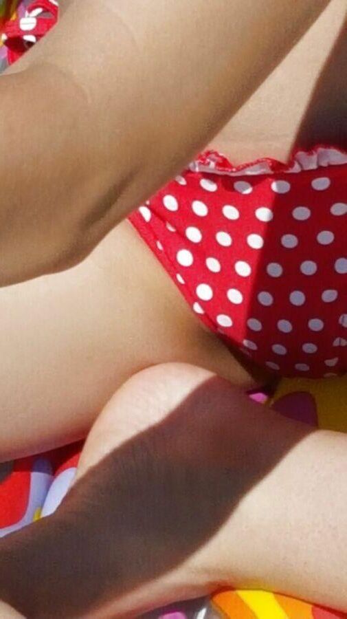 Dünne polnische Netz Schlampe Maja K. im roten Bikini Polkadot