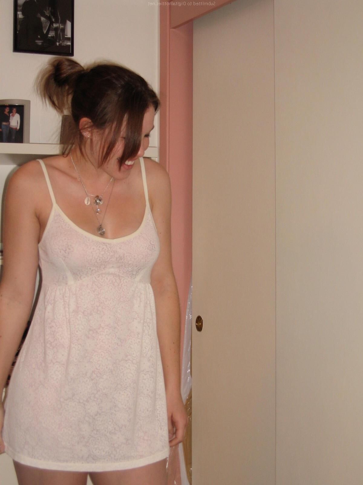 Sexy brünette Teen, die zu Hause posiert