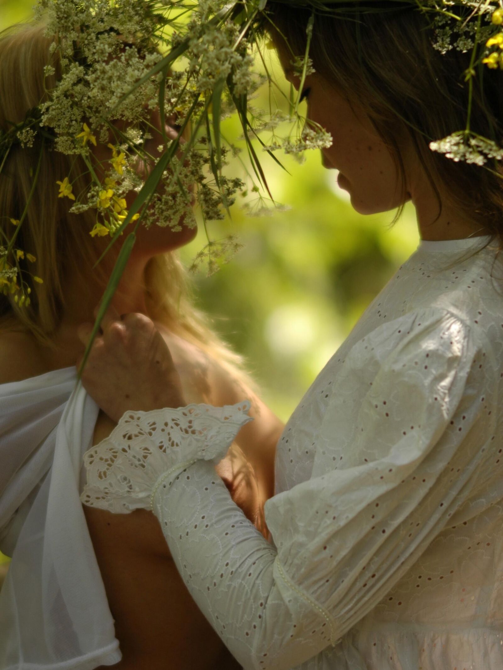 Fleurs Adelka et Marie C s'habillant