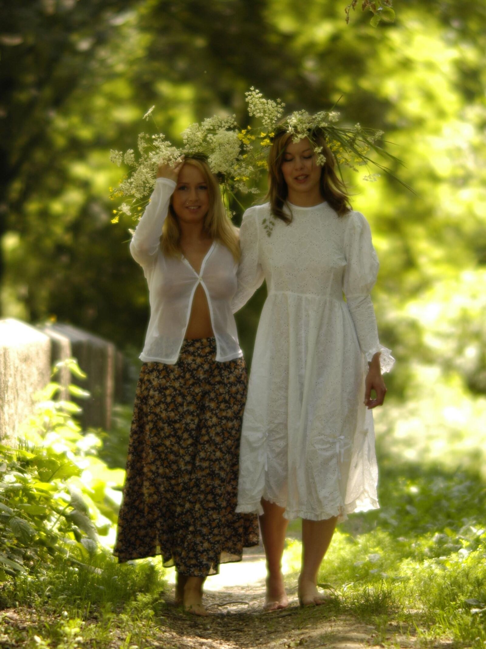 Fleurs Adelka et Marie C s'habillant