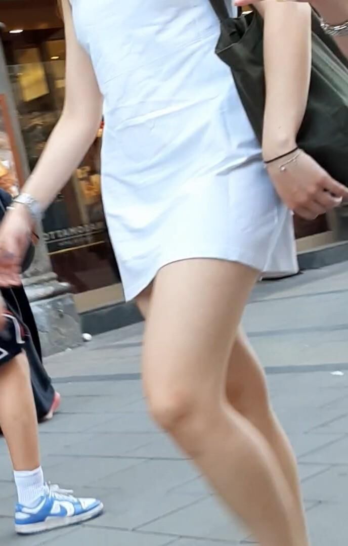 Streetgirls in skirts 
