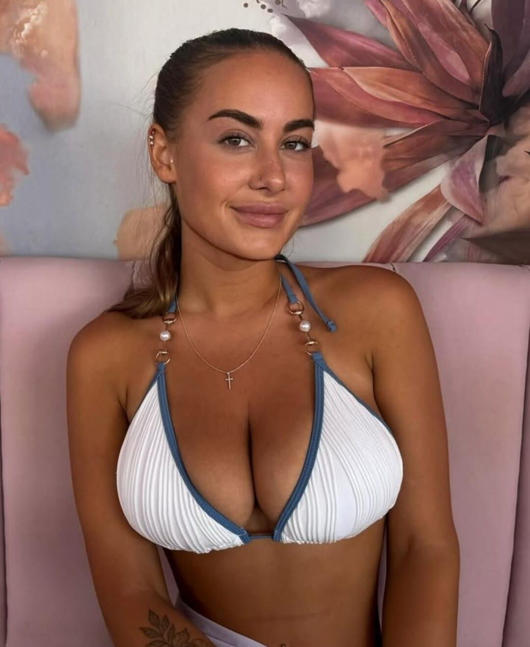 Busty bikini babes 