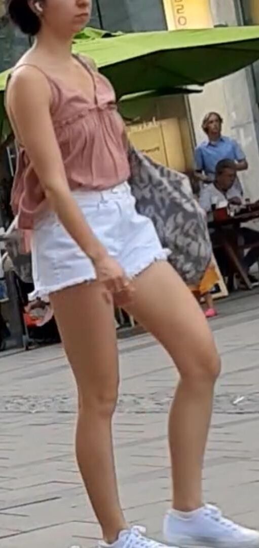 Braless Streetgirls 