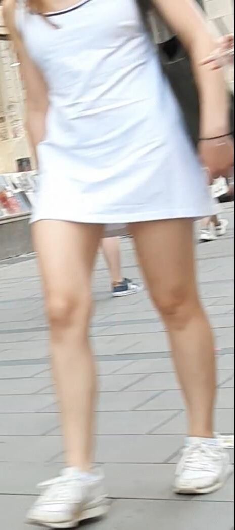 Streetgirls in skirts 