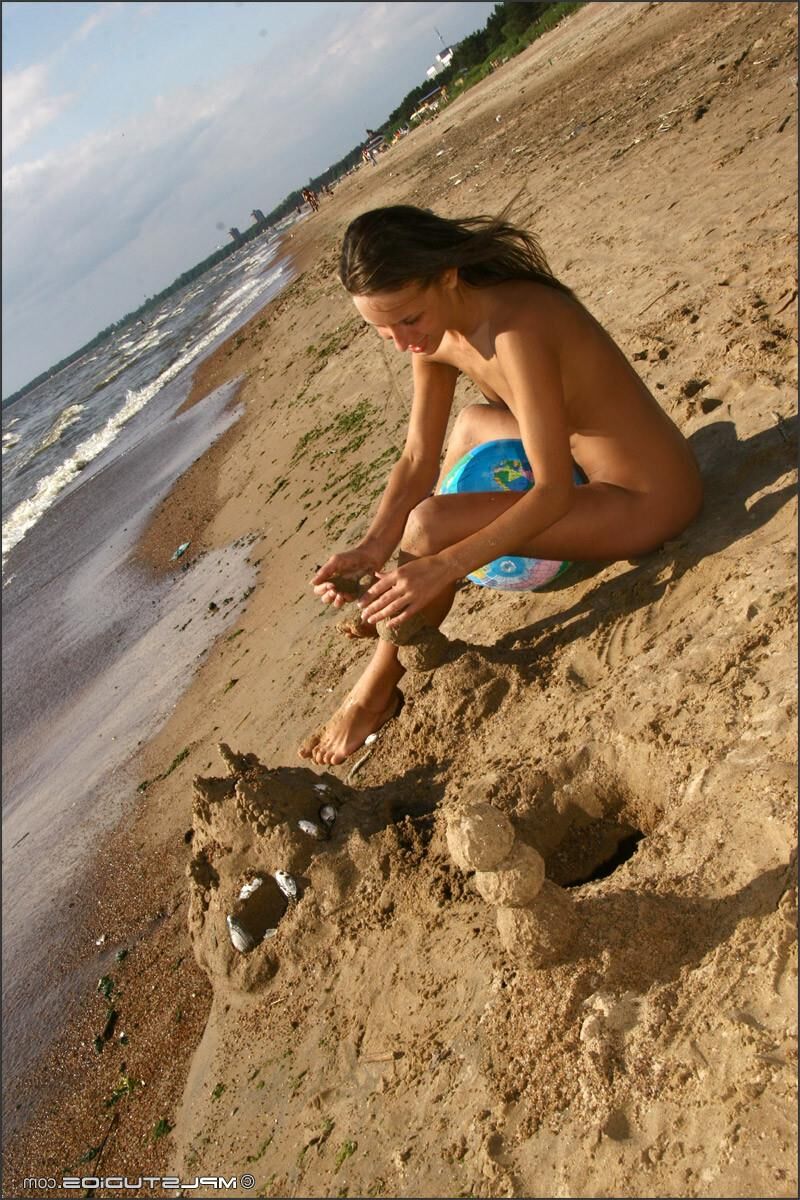 Chicas nudistas de Kamilla / Lydia / Donita y Vika en la playa