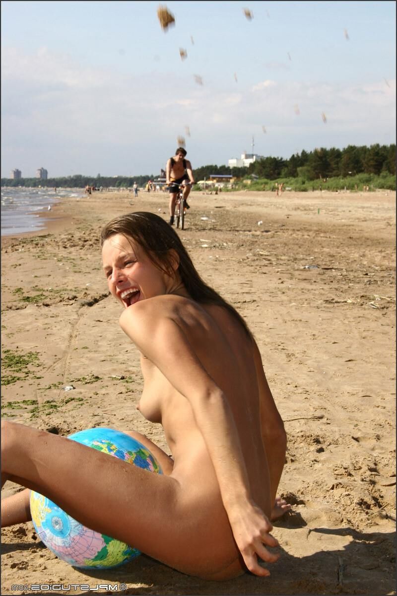 Chicas nudistas de Kamilla / Lydia / Donita y Vika en la playa
