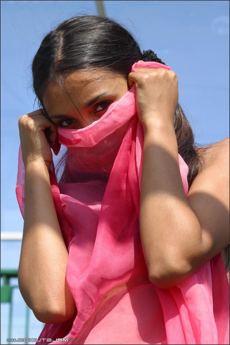 Kamilla mostrando su cuerpo perfecto al aire libre