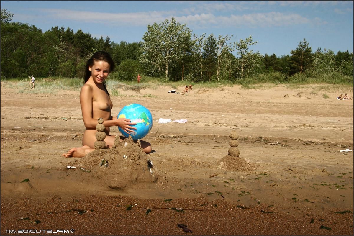 Chicas nudistas de Kamilla / Lydia / Donita y Vika en la playa