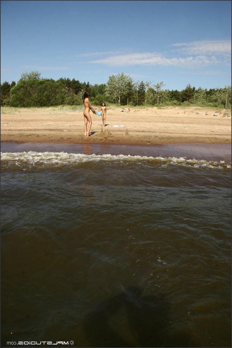 Chicas nudistas de Kamilla / Lydia / Donita y Vika en la playa