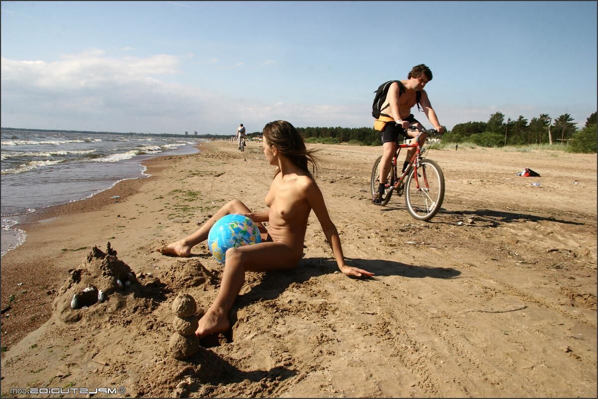 Chicas nudistas de Kamilla / Lydia / Donita y Vika en la playa