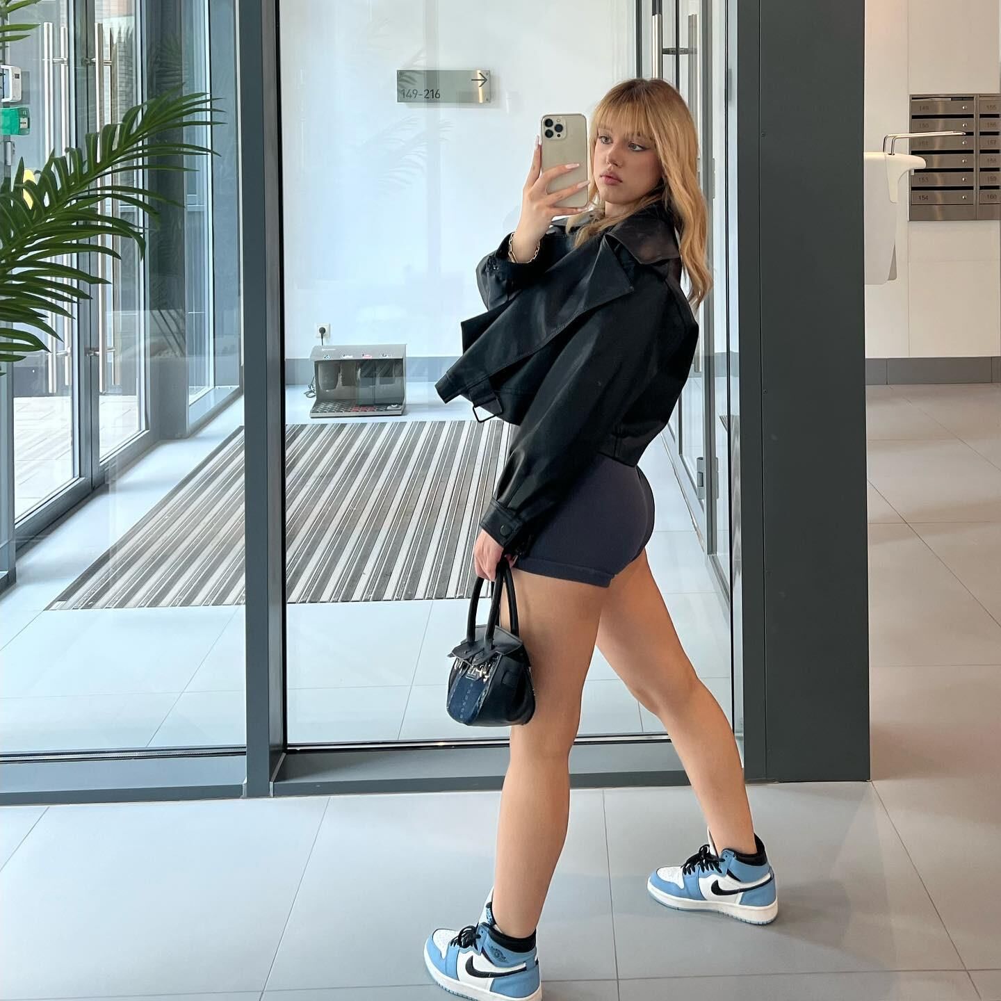 Avilina is fashionable 