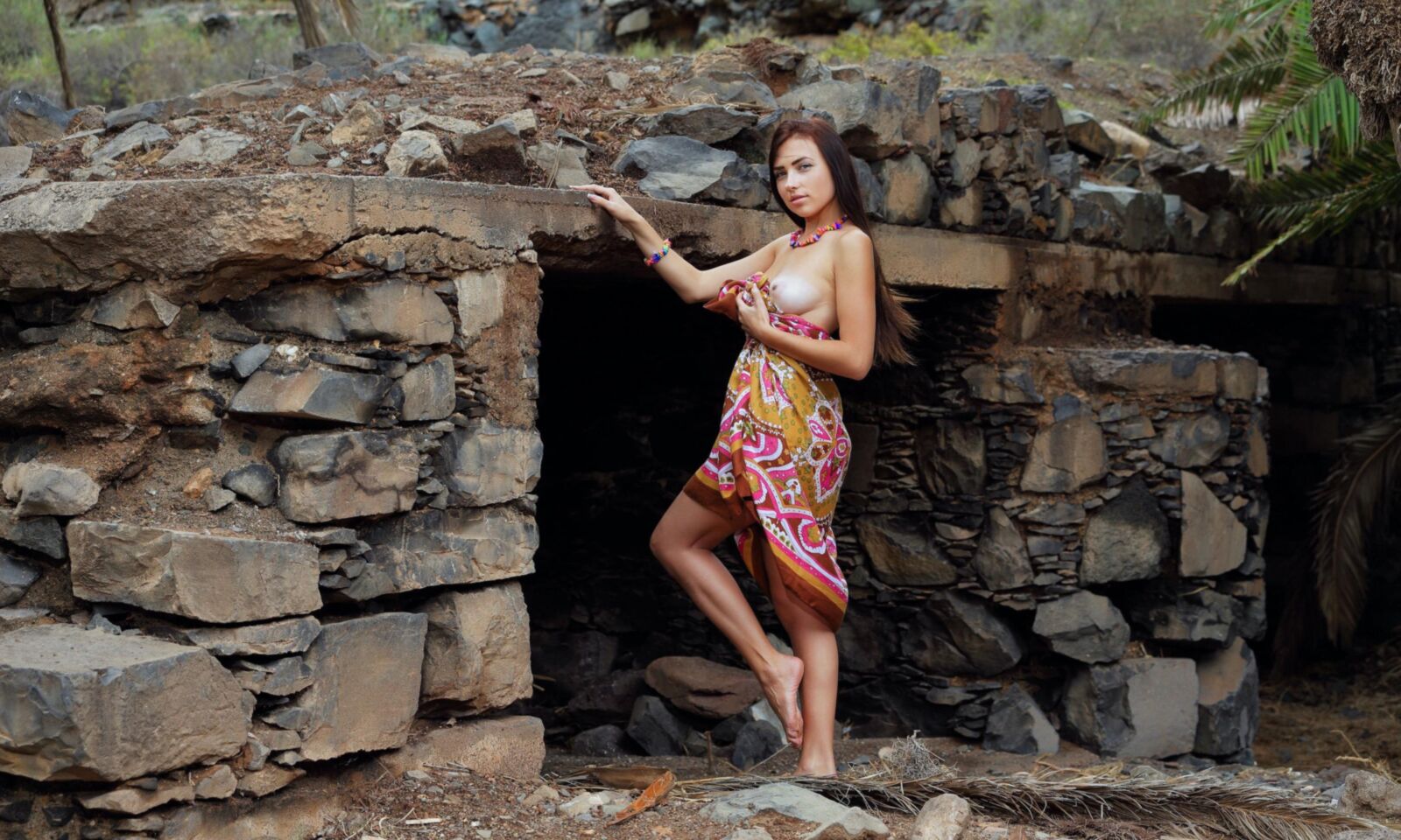 Jóvenes restos de piedra nudista nanna