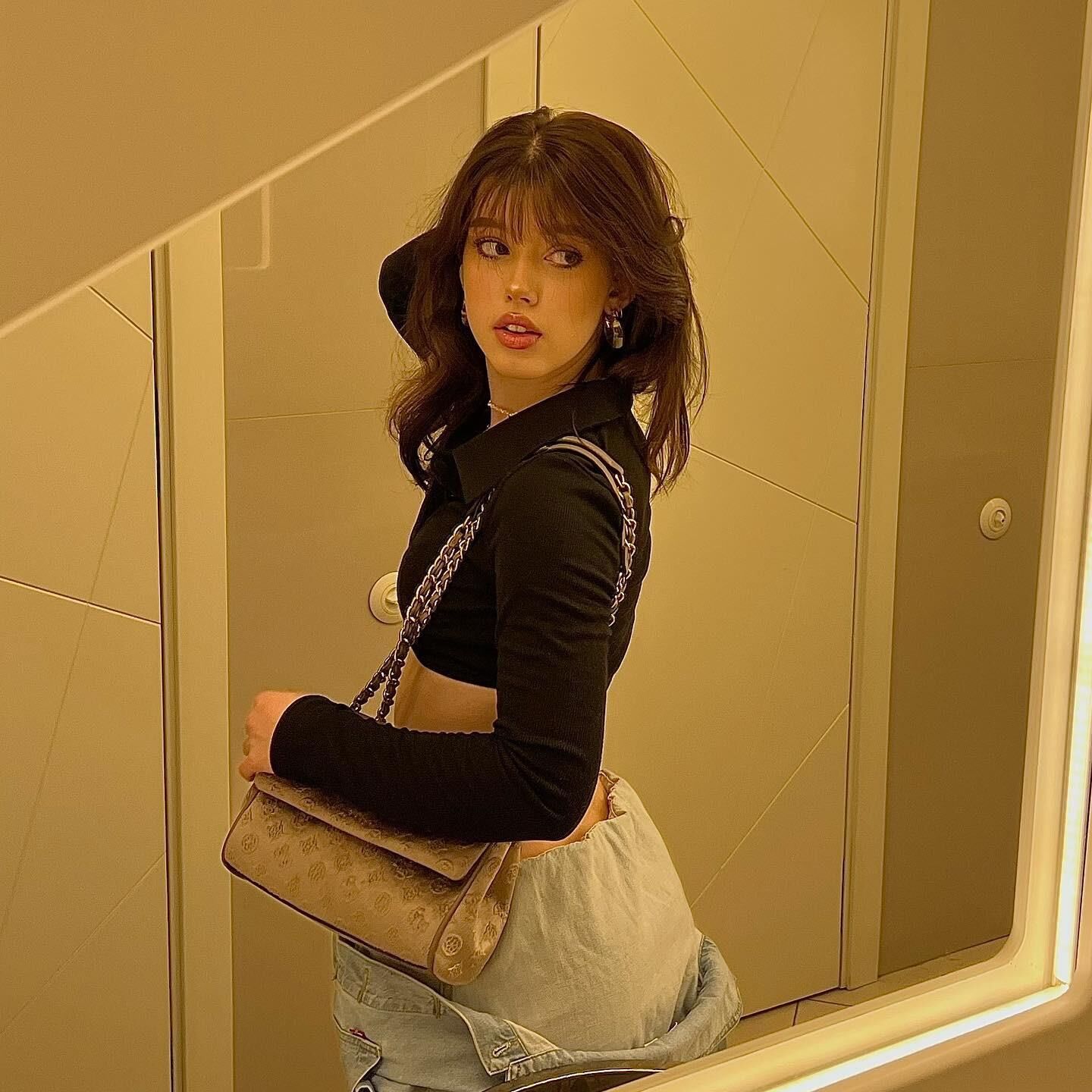 Avilina is fashionable 
