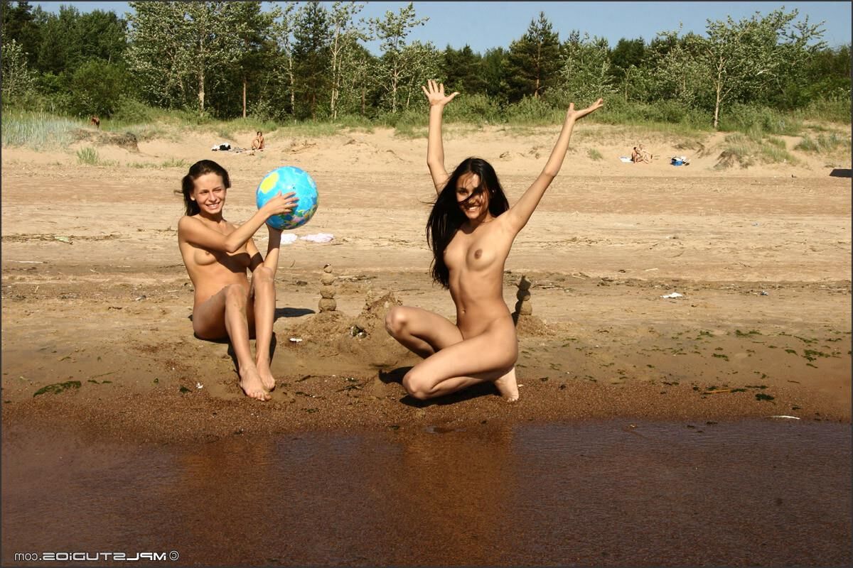 Chicas nudistas de Kamilla / Lydia / Donita y Vika en la playa