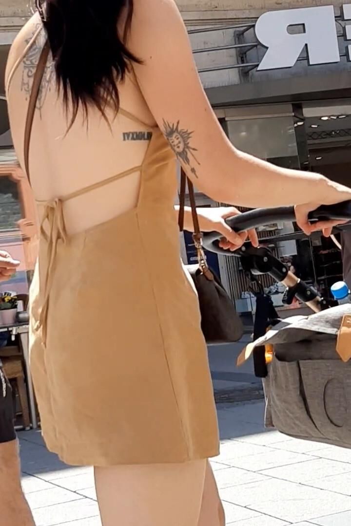 Braless Streetgirls 