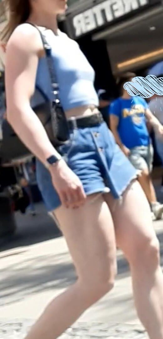 Braless Streetgirls 